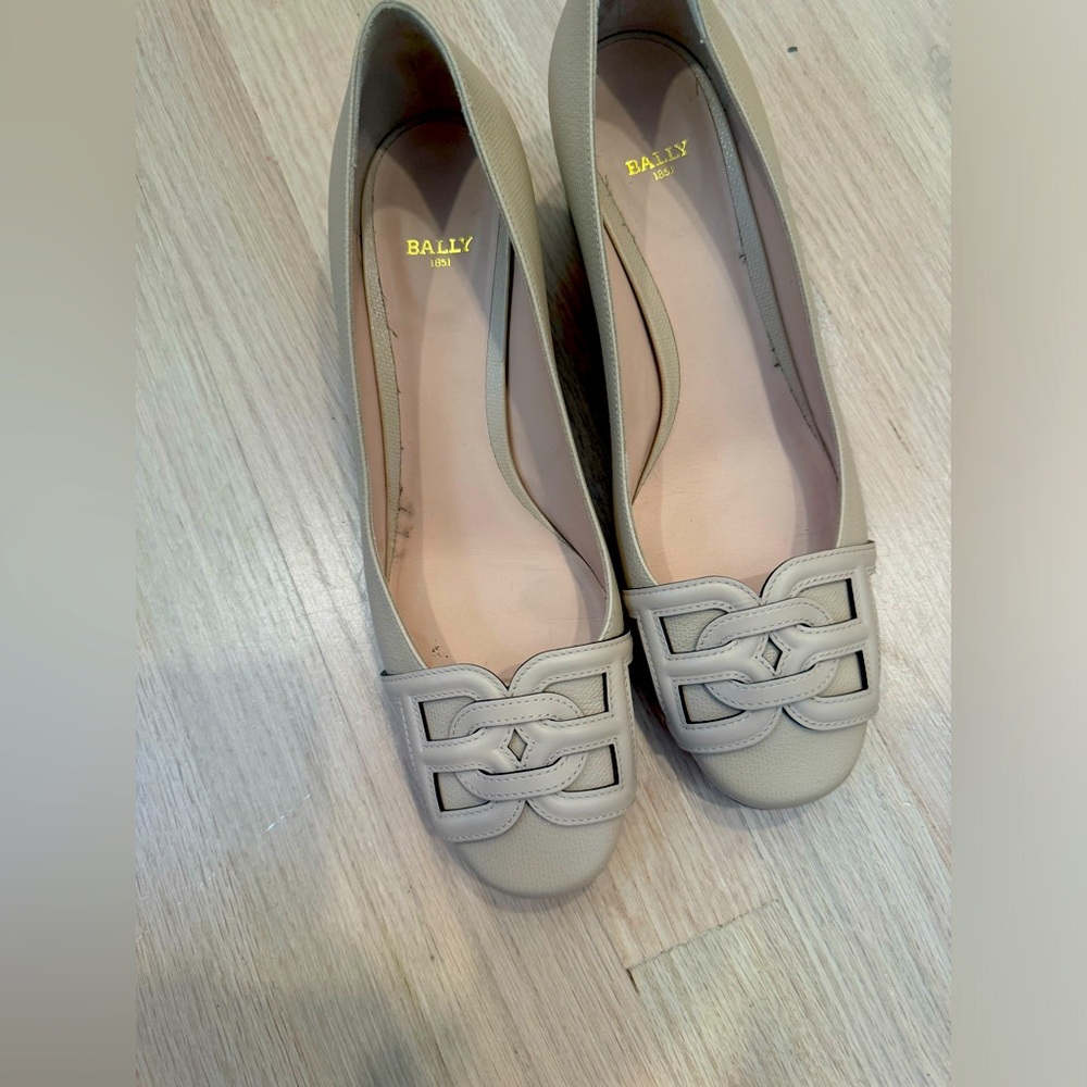 Bally like new heels with logo